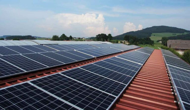 ¿Cuáles son los pros y los contras de un sistema fotovoltaico solar en tierra?