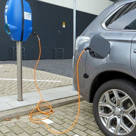 ¿Puedes cargar tu coche eléctrico desde un poste de luz?€
€