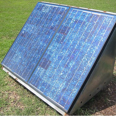 ¿Qué sucede con el exceso de energía solar cuando las baterías están llenas?€
€